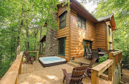 Benton House | Chilhowee-Big log cabin with hot tub by the Ocoee