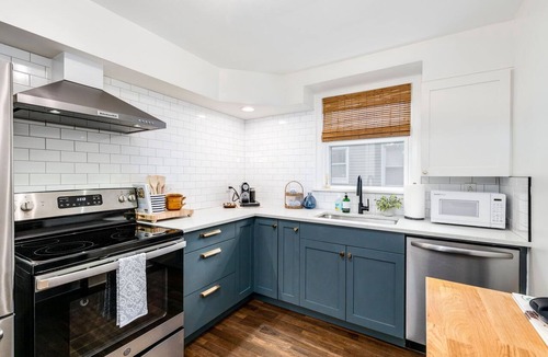 Bexley Apartment | City Boho ✦ New Kitchen ✦ King Bed