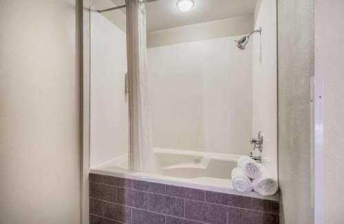 Wake Forest Hotel | Clarion Pointe Wake Forest - Raleigh North