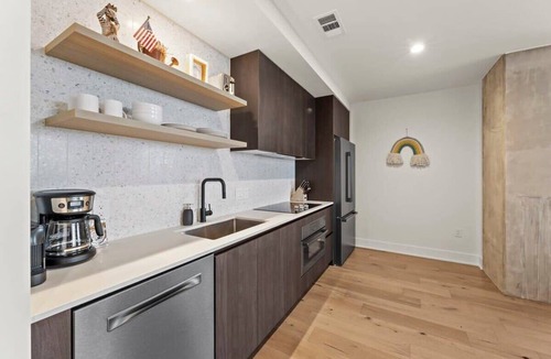 Rainey Street Historic District Condo | Close to Rainey St | Heated Pool | Gym | Fireworks