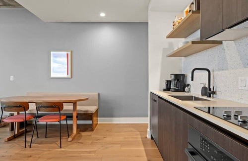 Rainey Street Historic District Condo | Close to Rainey St | Heated Pool | Gym | Fireworks