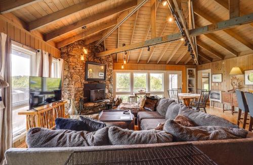 Seven Devils House | Close to Trails! Seven Devils Retreat w/Hot Tub