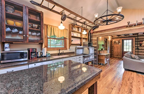 Clyde Apartment | Clyde ‘Papa Bear’ Cabin, Near Smoky Mountains!