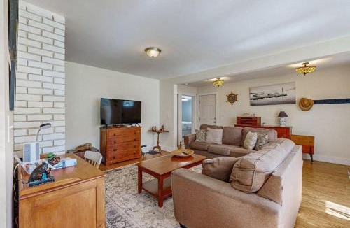 Boothbay Harbor House | Coastal bungalow with large yard, beautiful kitchen, & great location