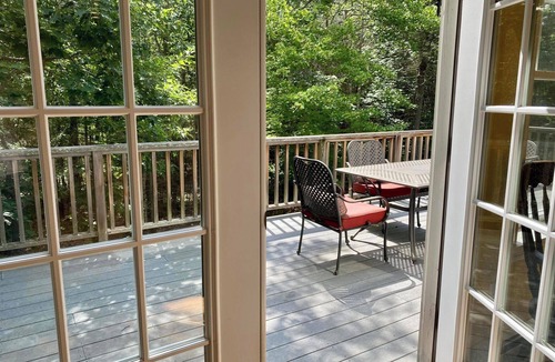 Mac Mahan House | Coastal Woodsy Hideaway near Robinhood Marina
