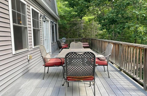 Mac Mahan House | Coastal Woodsy Hideaway near Robinhood Marina