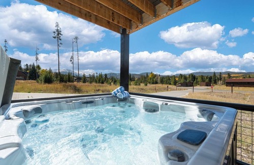 Rendezvous Condo | Colorado Mountain Rendezvous: Cozy Luxe Townhome w/Hot Tub + Winter Park Views