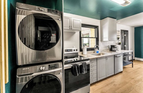 Dayton Triangle Apartment | Colorful Game Casa | BBQ | FIREPIT