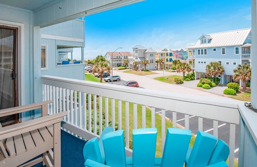 Morehead City Condo | Colorful, Second-Floor Condo with Balcony, WiFi & Shared Pool/Kiddie Pool