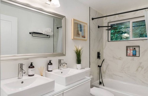 Juanita House | Comfortable Home for Family with Remote Workplace