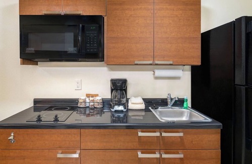 Midtown Anchorage Hotel | Comfortable Pet-Friendly Rooms with In-Room Kitchens and Free Parking Included