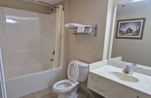 Chickamauga Hotel | Comfortable Room Minutes from Top Attractions – Gem in Chickamauga
