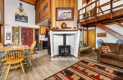 Alyeska Ski Chalet | Comfy chalet with private hot tub, 2 fireplaces - near trails & slopes, dogs OK