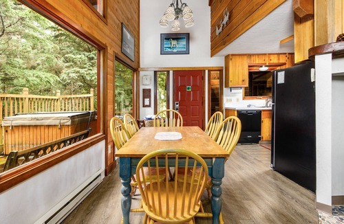 Alyeska Ski Chalet | Comfy chalet with private hot tub, 2 fireplaces - near trails & slopes, dogs OK