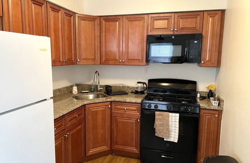 Hackensack Condo | Comfy, Clean & Spacious w/3 TVs, parking, laundry, close to NYC and MetLife