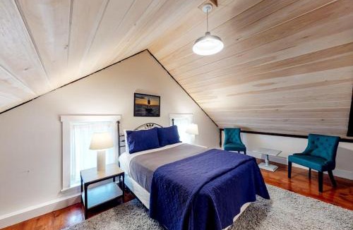 Castine House | Comfy Downtown Getaway w/Full Kitchen - Close to the Beach