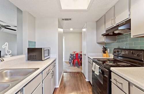 South Lamar Apartment | Comfy King Bed w/Balcony View of Downtown Austin