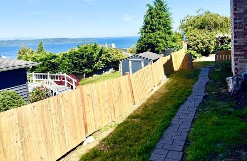 Federal Way Apartment | Commute to Seattle! Comfortable Apt w/Sunset View