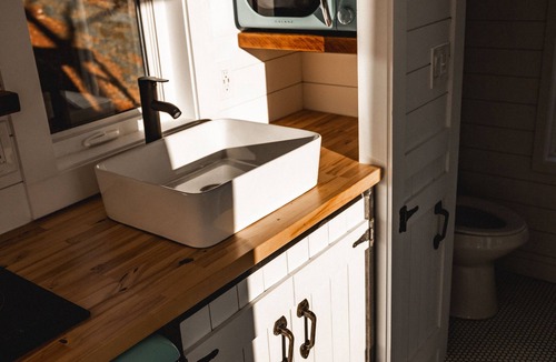 Hiawassee Cabin | Container Treehouse by Hiawassee Glamping