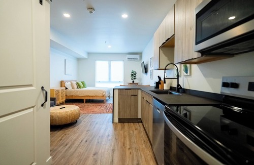 Franklin Park Apartment | Contemporary Comfort with with Rooftop Access