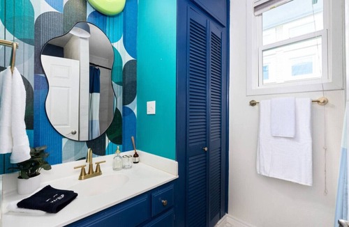 Greater South River City House | Content Casa: Near Bars/Pool/DT + Hot Tub/Patio