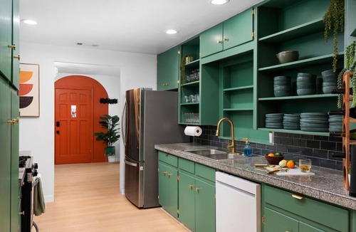Greater South River City House | Content Casa: Near Bars/Pool/DT + Hot Tub/Patio