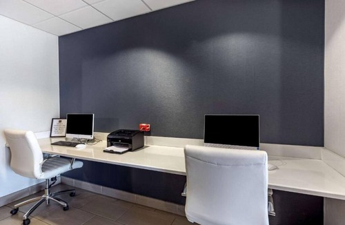 Aurora House | Convenient access to the Denver Airport and downtown