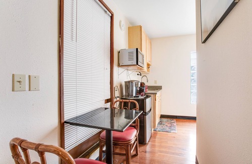 Mid-Beacon Hill Apartment | Conveniently located South Seattle studio with WiFi - close to downtown