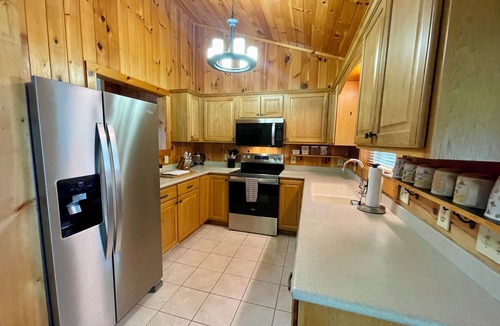 Jefferson House | Copper Mine Cabin -Sleeps12, Hot Tub, WIFI, Foosball, Sm.Dog Friendly, Gas Logs, Firepit