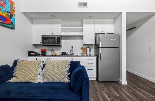 East Cesar Chavez Apartment | Corner Loft Downtown ATX - Queen & Sofa Bed