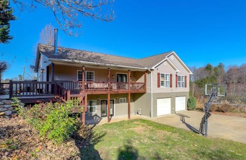 Weaverville House | Covered Deck & Fire Pit: Weaverville Getaway!