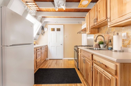 Intervale Ski Chalet | Cozy 1 Bed Chalet w/King Bed & Indoor Fireplace