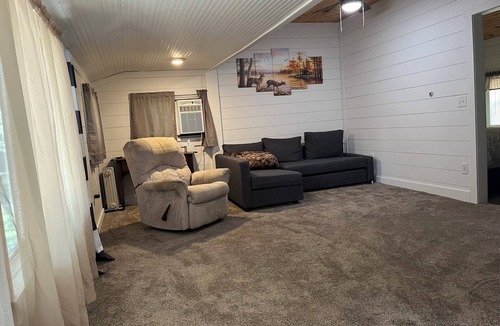 Mount Vernon Cottage | Cozy 1-bedroom cottage in peaceful Mount Vernon with AC