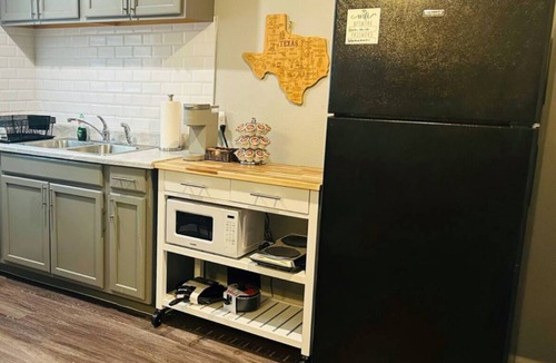St. Johns Apartment | Cozy 1BD/1BA In North Central Austin, Next To I35, 15 Minutes To Downtown