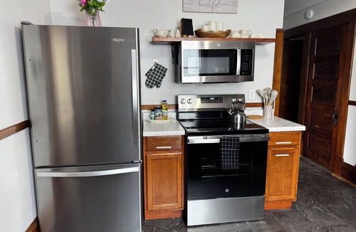 Lexington House | Cozy 2BR King Beds Near Mid-Ohio & Snow Trails Retreat
