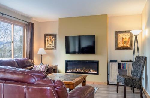 Wildernest House | Cozy 2BR with Great Views Near Trails
