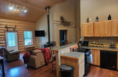 Seward House | Cozy 3 bedroom/2 bathroom Family Friendly Log Home