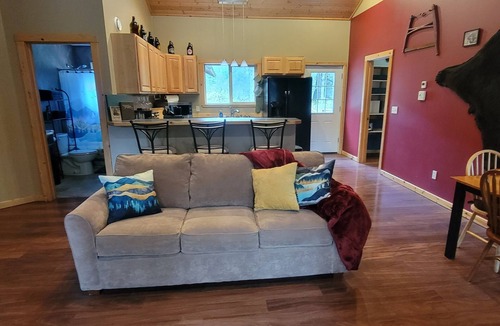 Seward House | Cozy 3 bedroom/2 bathroom Family Friendly Log Home