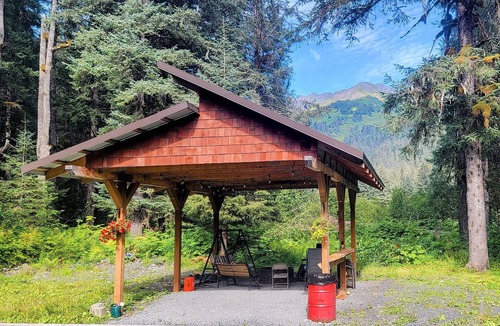 Seward House | Cozy 3 bedroom/2 bathroom Family Friendly Log Home