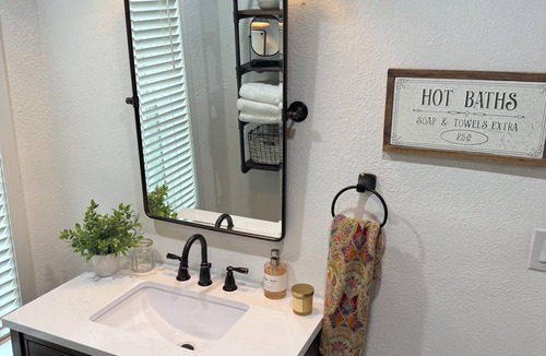 Roan Mountain Cottage | Cozy 3-bedroom cottage in tranquil Roan Mountain with AC