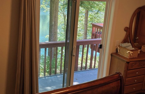 Enumclaw Ski Chalet | Cozy 3-bedroom lakeside chalet near Enumclaw