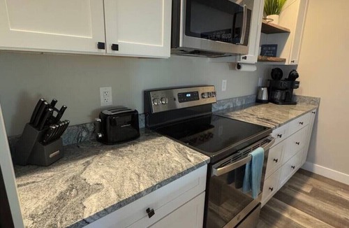 Brewer Apartment | Cozy | 3 BR/2 Bath | Sleeps 8 | Quiet