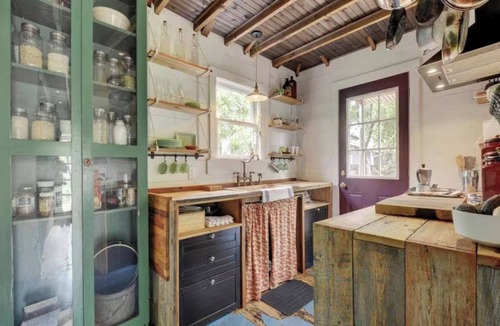 North Loop Cottage | Cozy Austin cottage. Walk to shops & Coffee