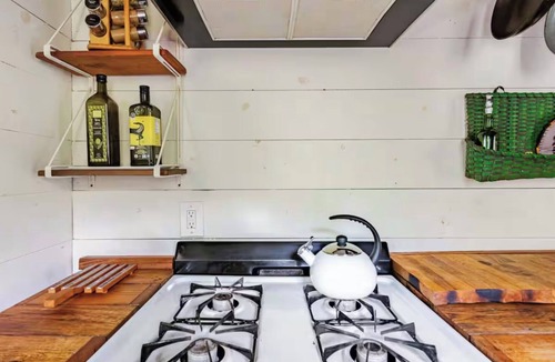 North Loop Cottage | Cozy Austin cottage. Walk to shops & Coffee