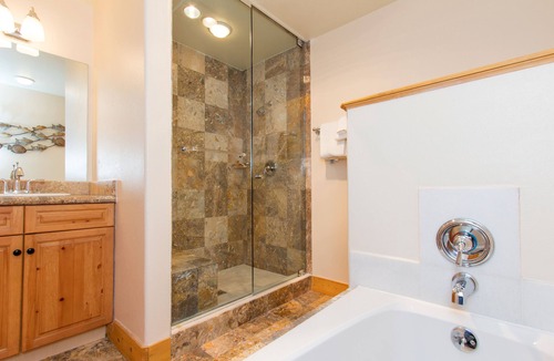 Mountain Village Hotel | Cozy Bear Creek Lodge King Room | Heated Pool, Hot Tubs & Pet-Friendly