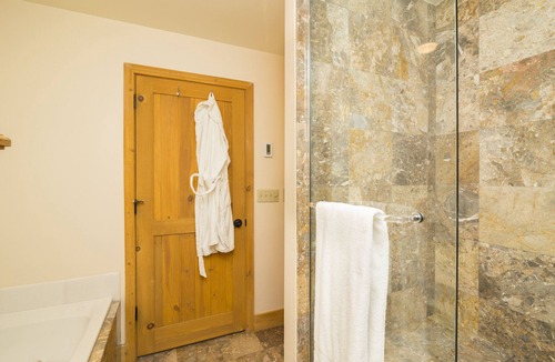 Mountain Village Hotel | Cozy Bear Creek Lodge King Room | Heated Pool, Hot Tubs & Pet-Friendly