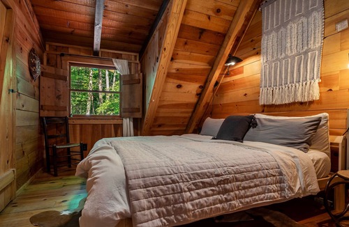 Walnut Mountain Cabin | Cozy, bohemian cabin nestled in the Rich Mountain Wilderness
