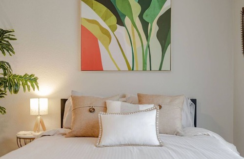 South Lamar Apartment | ☼Cozy Boho Studio☼Heart of ATX☼Pool,Gym☼Long Term☼