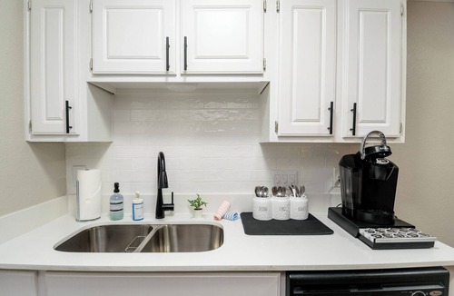 Brentwood Apartment | Cozy BR Apartment w/Pool Access l Pet-Friendly l Free Parking