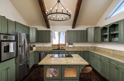 Crown Ski Chalet | Cozy Breck Chalet - Private Sauna, Hot Tub, Fire Pit + 1.5mi to Breckenridge!
